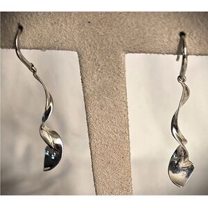 TIFFANY & Co. TWIST STERLING SILVER HOOK DANGLE EARRINGS: FRANK GEHRY COLLECTION